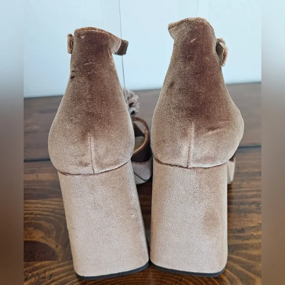 Dolce Vita Women's Tan Velvet Heels/Sandals W/floral Petal Detail Size 8 NWOB - Picture 4 of 11